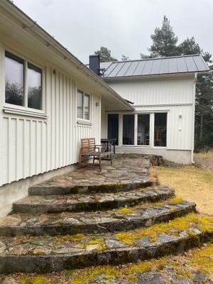 Hyr denna stuga i Strömstad på 140 m². 8-10 sängplatser. 7 000 - 12 000 kr per vecka. Se bilder och tillgänglighet här.
