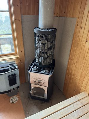 Bastu, både vedeldat- och el-aggregat.