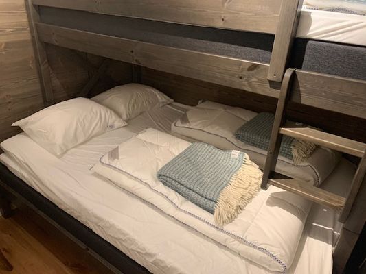 140/90 cm våningssäng med sköna bäddmadrasser och täcken/kuddar av högsta kvalitet i bägge gästrummen.