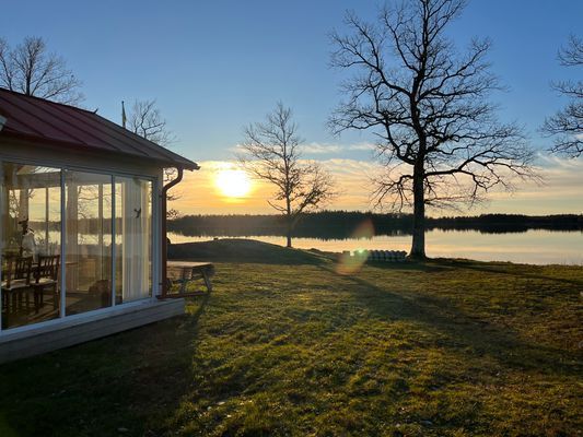 Modern stuga för 6 personer precis vid sjön Virén