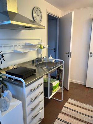 Kokplatta , diskbänk . Dörr t v till toalett/dusch