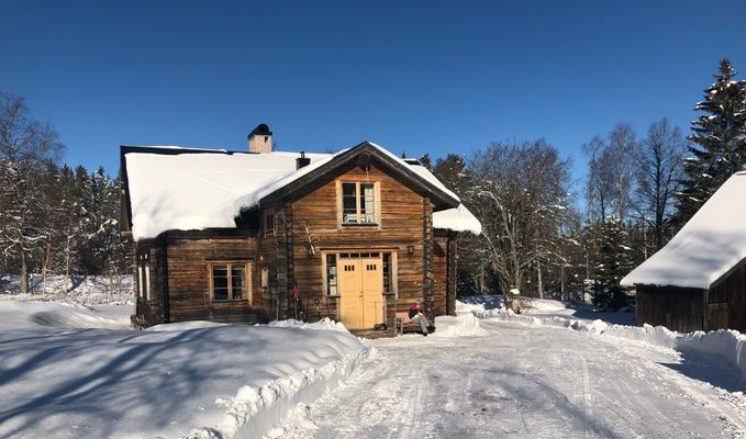 Hyr denna stuga i  på 180 m². 8-9 sängplatser. 5 600 - 7 560 kr per vecka. Se bilder och tillgänglighet här.
