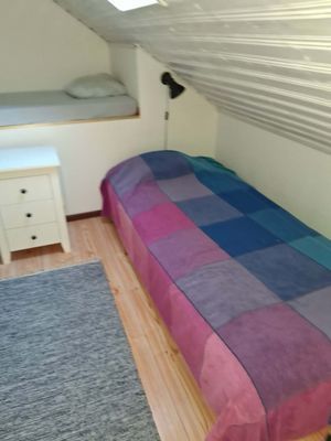 Hyr denna stuga i Steninge på 40 m². 2-4 sängplatser. 5 000 - 8 000 kr per vecka. Se bilder och tillgänglighet här.