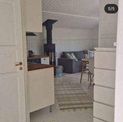 Mysig stuga med sjö och havsnära läge - Bild 12