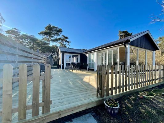 Hyr denna stuga i Borrby på 70 m². 4-5 sängplatser. Från 12 000 kr per vecka. Se bilder och tillgänglighet här.