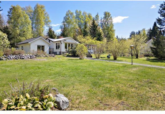 Villa, nära långgrund strand i enskilt område