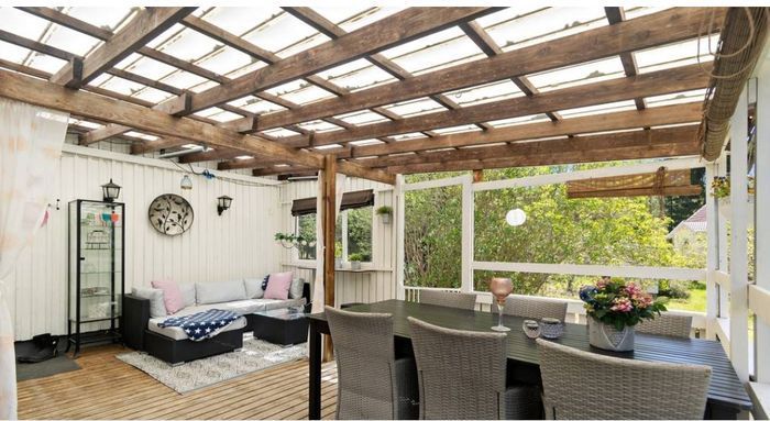 Hyr denna stuga i  på 88 m². 5-6 sängplatser. 9 000 - 11 000 kr per vecka. Se bilder och tillgänglighet här.