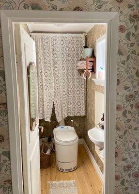 Badrum med förbränningstoalett och handfat