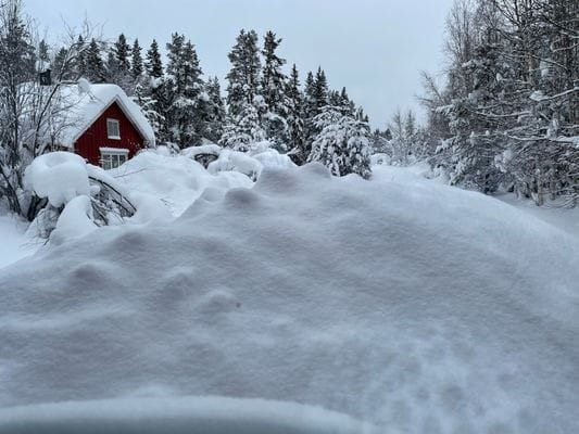 Nyrenoverad stuga nära bad, fiske och skidorter