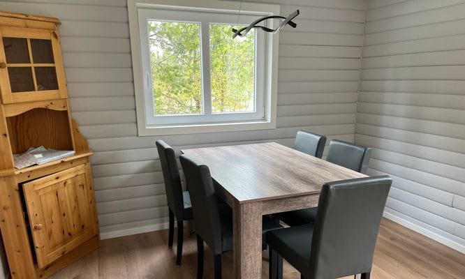 Nyrenoverad stuga nära bad, fiske och skidorter - Bild 7
