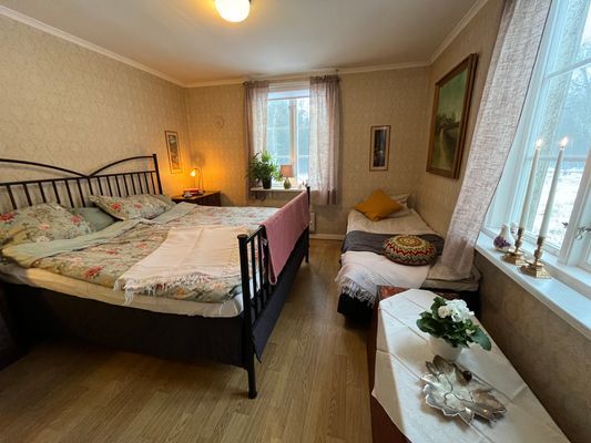 Hyr denna stuga i  på 96 m². 6-8 sängplatser. Från 8 155 kr per vecka. Se bilder och tillgänglighet här.
