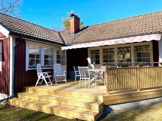Hyr denna stuga i Byxelkrok på 72 m². 5 sängplatser. 5 600 - 8 600 kr per vecka. Se bilder och tillgänglighet här.