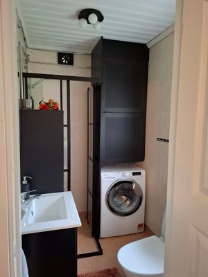 Toalett med dusch och tvättmaskin