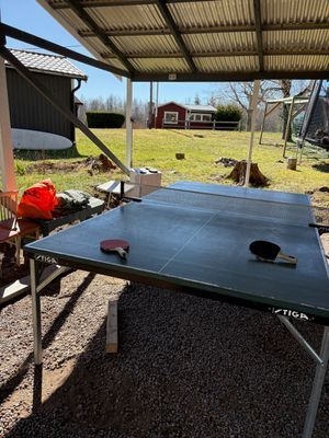 Pingisbord utomhus under tak