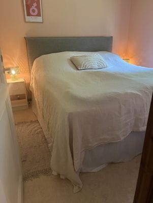 Hyr denna stuga i  på 80 m². 6-9 sängplatser. 1 600 - 1 900 kr per dag. Se bilder och tillgänglighet här.