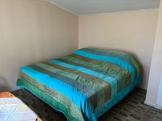Hyr denna stuga i  på 25 m². 2 sängplatser. Från 4 995 kr per vecka. Se bilder och tillgänglighet här.