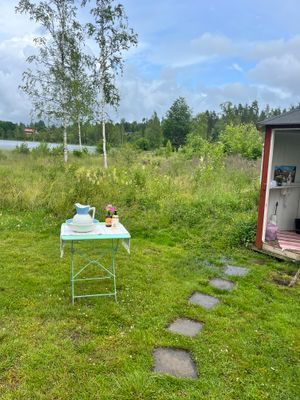 Stuga med sjötomt , ponnyer i hagen , jacuzzi . - Bild 51