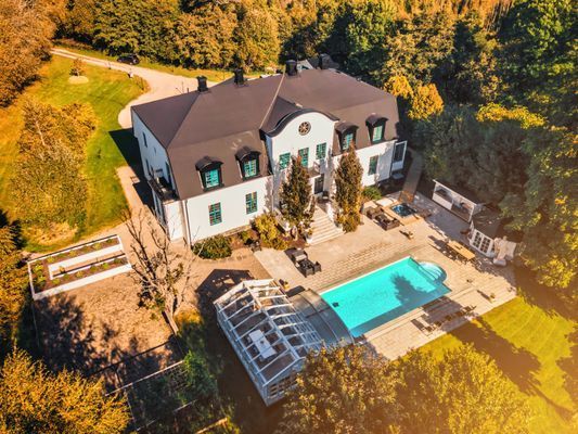 Hyr denna stuga i Lilla Edet på 820 m². 22 sängplatser. Från 44 500 kr per vecka. Se bilder och tillgänglighet här.