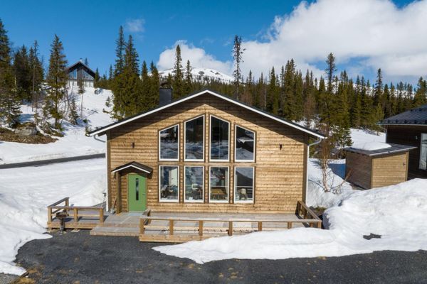 Hyr denna stuga i Bydalen på 124 m². 11 sängplatser. 12 000 - 20 000 kr per vecka. Se bilder och tillgänglighet här.