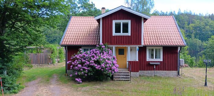 Hyr denna stuga i  på 80 m². 5 sängplatser. 8 000 - 9 200 kr per vecka. Se bilder och tillgänglighet här.