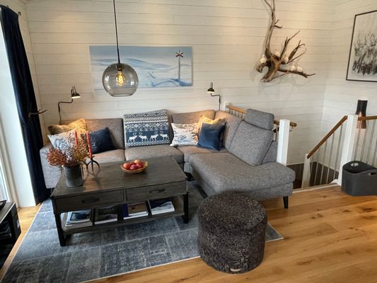 Skön soffa med divan och nackstöd.