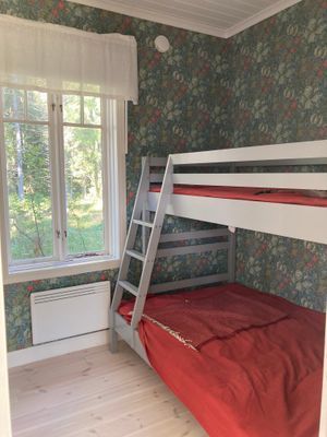 Sovrum med 120 säng ner 90 säng uppe