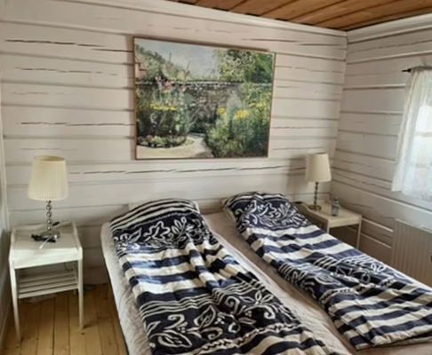 Hyr denna stuga i Malmköping på 75 m². 3-5 sängplatser. 7 500 - 10 000 kr per vecka. Se bilder och tillgänglighet här.