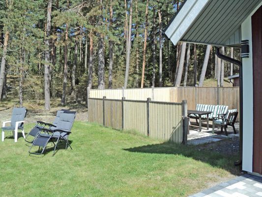 Vindskyddad uteplats med möbler