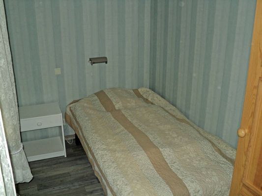 Ett av enkelrummen i lillstugan