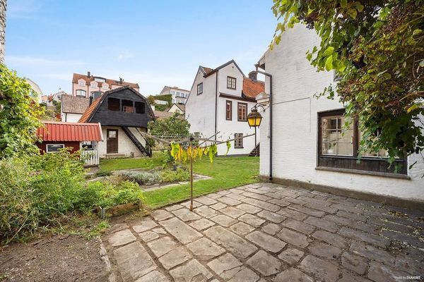 Hyr denna stuga i Visby på 50 m². 4-6 sängplatser. 2 500 - 8 000 kr per dag. Se bilder och tillgänglighet här.