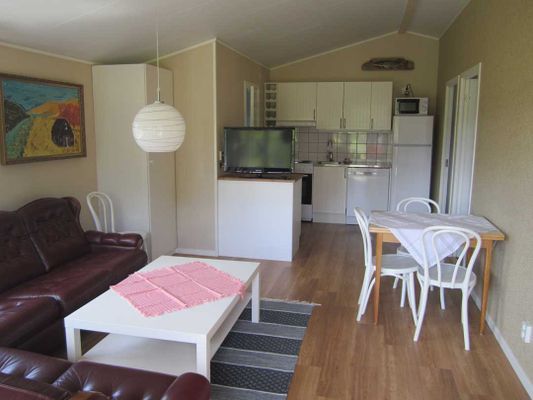 Hyr denna stuga i Böda på 45 m². 6 sängplatser. 5 000 - 10 000 kr per vecka. Se bilder och tillgänglighet här.
