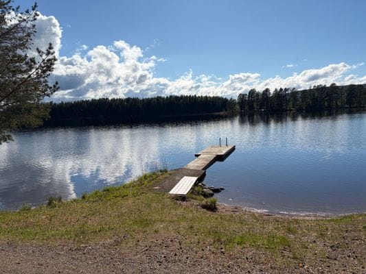 Stuga vid sjö, 3 sovrum, gäststuga eget kök, bad