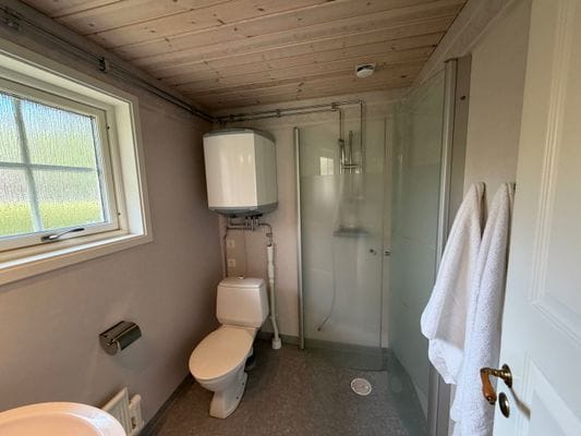 Badrum med dusch, lilla stugan