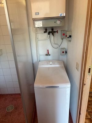 Stuga vid sjö, 3 sovrum, gäststuga eget kök, bad - Bild 18