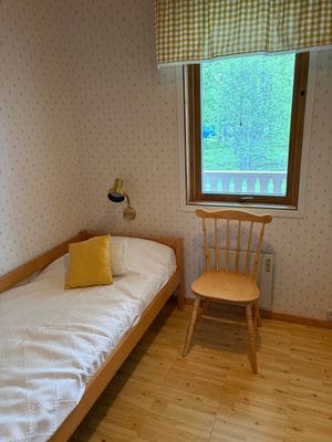 Stuga vid sjö, 3 sovrum, gäststuga eget kök, bad - Bild 16