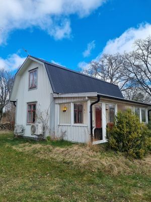 Hyr denna stuga i Källa på 60 m². 7-9 sängplatser. 4 500 - 11 000 kr per vecka. Se bilder och tillgänglighet här.