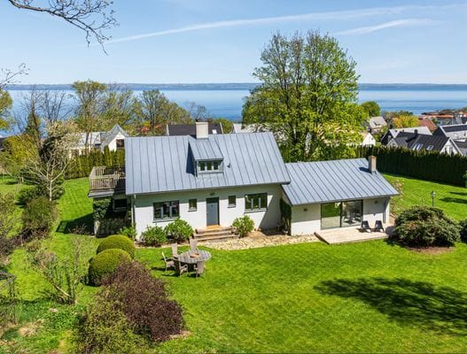 Vacker villa i Arild på naturtomt med havsutsikt