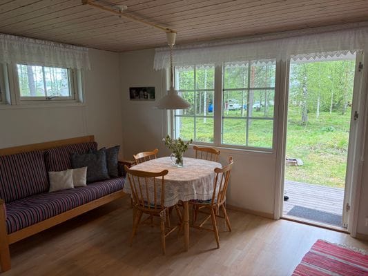 Stuga vid sjö, 3 sovrum, gäststuga eget kök, bad - Bild 23