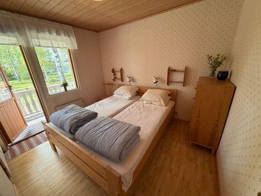 Stuga vid sjö, 3 sovrum, gäststuga eget kök, bad - Bild 13
