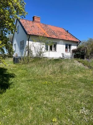Hyr denna stuga i Hablingbo på 90 m². 6 sängplatser. 3 500 - 6 000 kr per vecka. Se bilder och tillgänglighet här.