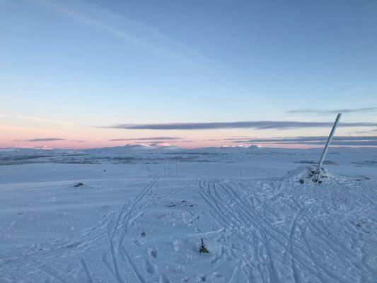Uppe på fjället ovanför huset