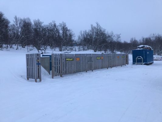 Återvinnings och sopstation vid vägen