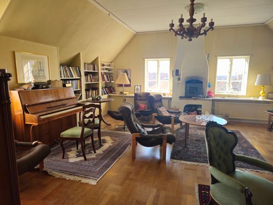 Hyr denna stuga i Visby på 180 m². 10 sängplatser. 20 000 - 25 000 kr per vecka. Se bilder och tillgänglighet här.