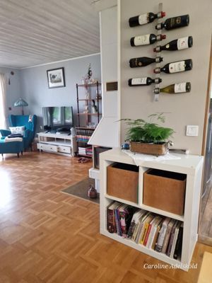 Glimt in till stora rummet, köket till höger och runt hörnan ser ni kaminen sticka fram.