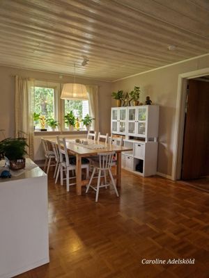 Matplats, för åtta personer, kan även förlängas. Dörren till höger är in till det stora sovrummet. Och in till vänster på bilden har vi köket.