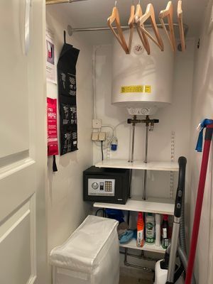 Utrymmet innehåller värdeskåp, brandsläckare, första förband och städmaterial. Det kan även delvis användas för att hänga kläder vid behov.
