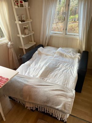 Säng 120cm bred när bäddsoffan är utbäddad.