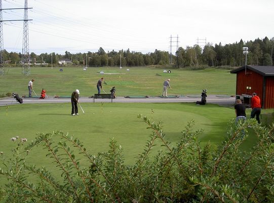 4,1km från stugan, Driving range på Tyresö Golf.
