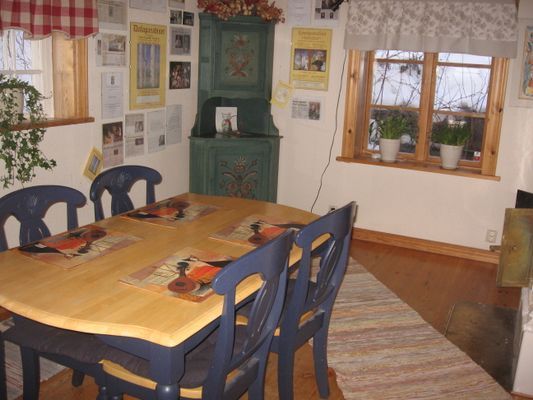 Hyr denna stuga i Bjursås på 150 m². 5 sängplatser. 4 900 - 12 000 kr per vecka. Se bilder och tillgänglighet här.