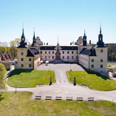 4,3km från stugan, Tyresö slott med Restauranger/caféer/handelsträdgård